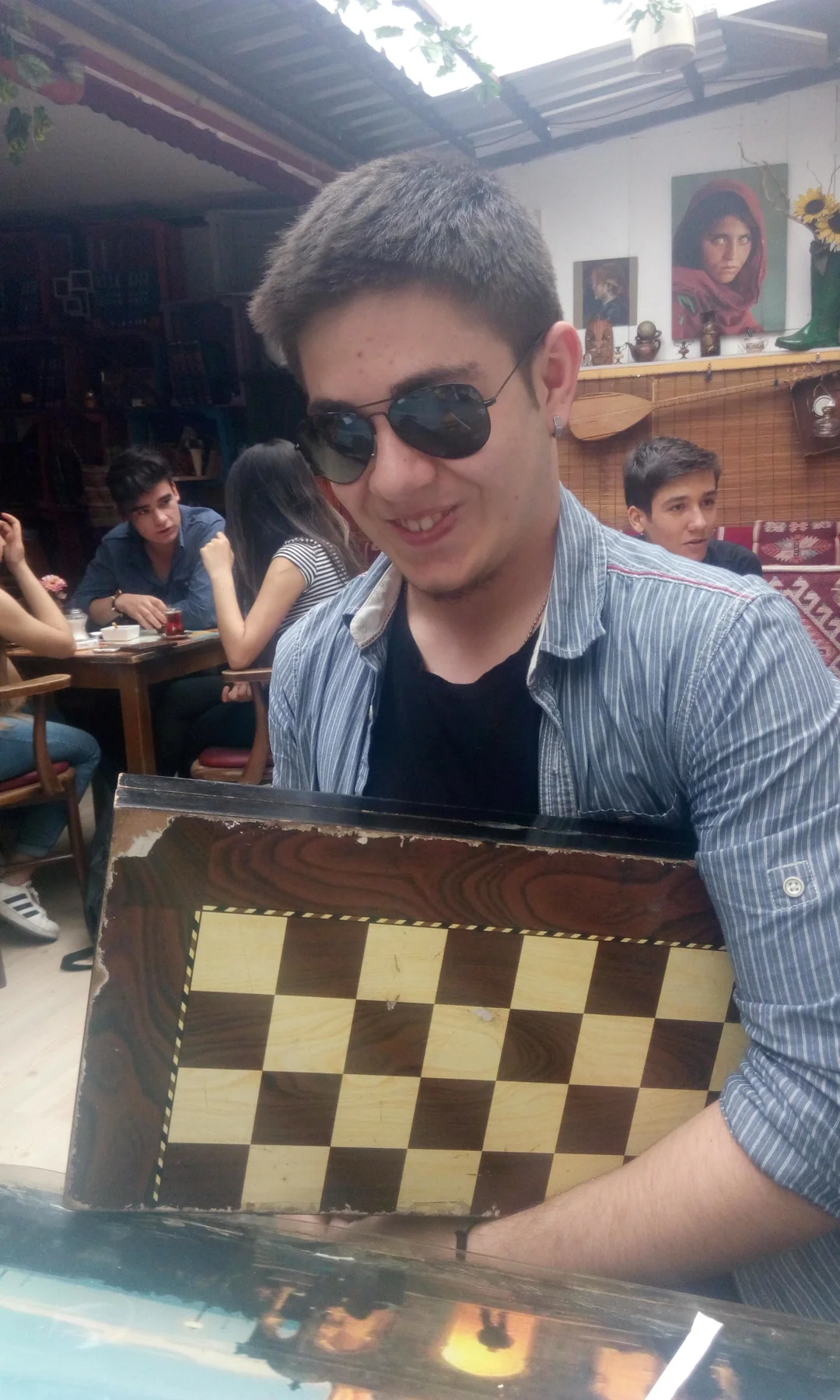 Ediz'in gençlik yıllarından bir masa fotoğrafı