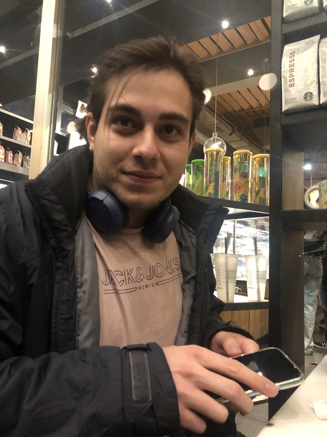 Kafede oturan Ediz