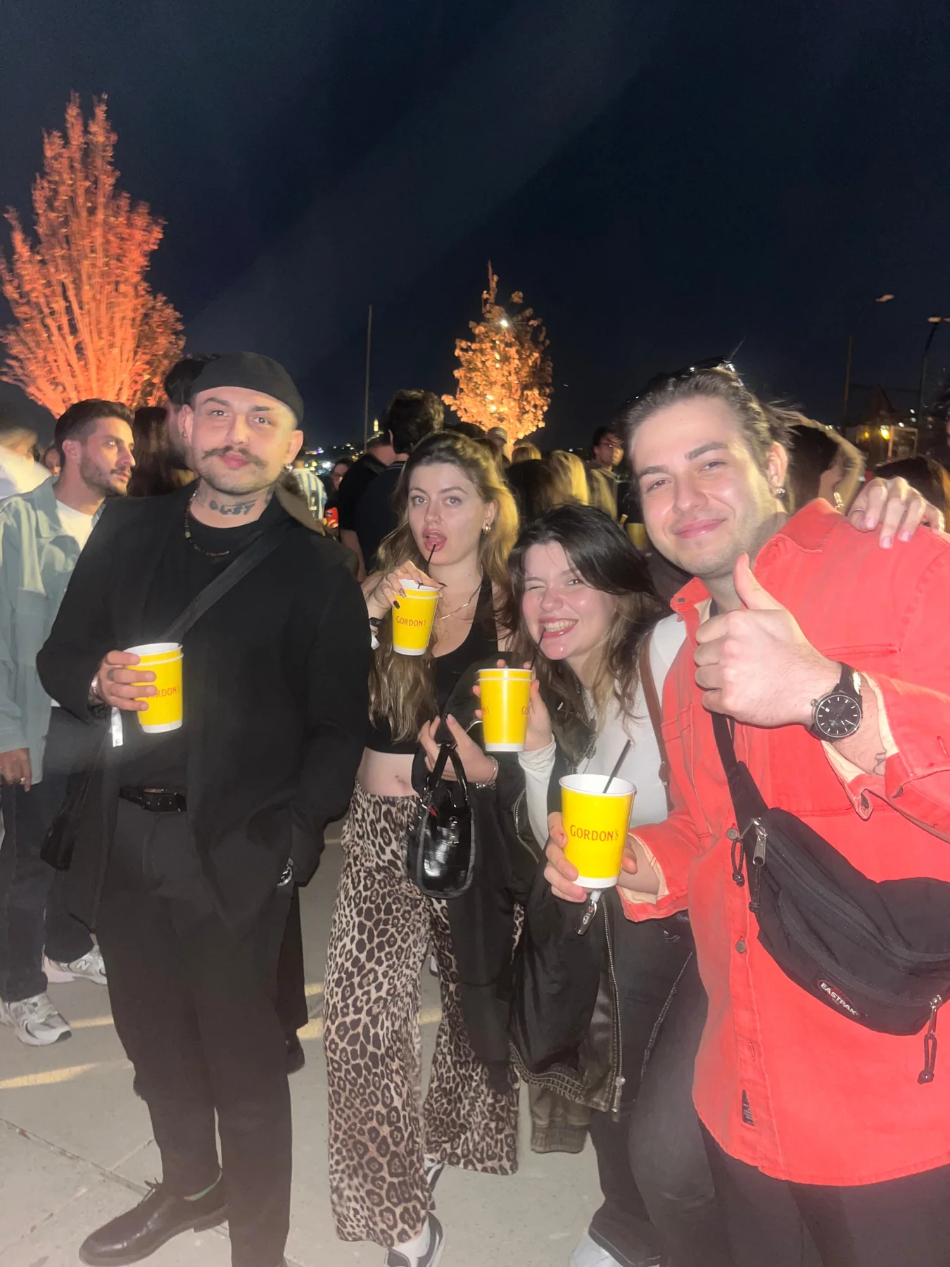 Kutlamada sarı bardaklarla arkadaş grubu